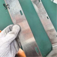 La machine de scellage entièrement automatique pour viande fraîche utilise des lames dentelées et des lames carrées en acier inoxydable pour couper le film plastique.