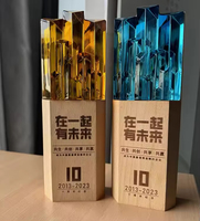 Trophée en cristal arc-en-ciel jaune et bleu personnalisé avec logo, 8,5x24 cm, avec base en bois