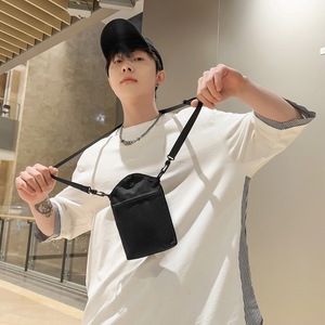 Sac bandoulière pour homme, petit sac de poitrine noir uni pour téléphone et portefeuille - Product Image 1