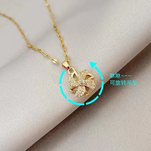 Collier pendentif fleur en or avec pavé de pierres, design moulin à vent rotatif, bijou cadeau - Product Image 3