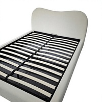 Lit de luxe Queen Size avec tête de lit ondulée en tissu bouclé, cadre en métal moderne et minimaliste, convertible en canapé-lit