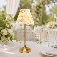 Lampe de table avec abat-jour imprimé rose, base sur pied, lumière de chevet pour la décoration de mariage, de fête ou de chambre à coucher