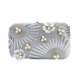 Bolso de mano para mujer con asa de diamante de lujo de satén con forma de media luna con brillantes diamantes de imitación - Product Image 1