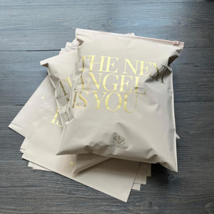 Sacs d'emballage beiges avec logo personnalisé, sacs à fermeture éclair pour vêtements, sacs à fermeture éclair imperméables et résistants aux déchirures, sacs à fermeture éclair mats sans trous d'aération - Product Image 3