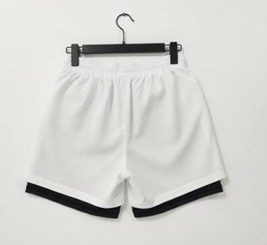 Shorts de course blancs unis pour hommes avec doublure de compression noire, séchage rapide, style sportif, en polyester/coton, taille à cordon de serrage, poches - Product Image 5