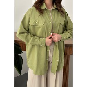 Blusas y Camisas Verdes de Mujer con Doble Bolsillo y Botones a Presión - Venta al por Mayor - Product Image 2