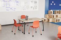Chaise roulante moderne en tissu rouge et beige, pieds robustes, siège rembourré pour les conférences et la formation