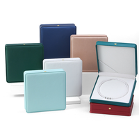Boîte à bijoux carrée haut de gamme écologique avec cadre en carton rigide, revêtement extérieur en PU mat, doublure en satin blanc et fermeture métallique dissimulée