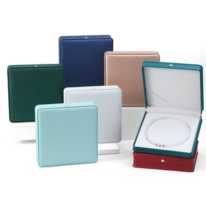 Boîte à bijoux carrée haut de gamme écologique avec cadre en carton rigide, revêtement extérieur en PU mat, doublure en satin blanc et fermeture métallique dissimulée - Product Image 1