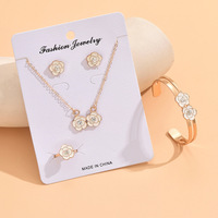 Ensemble de 4 bijoux élégants en camélia : mini collier, bracelet à fleurs, boucles d'oreilles et bague pour femme