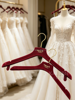 Cintres de mariage personnalisés en velours floqué rouge de haute qualité avec crochet et logo de marque pour magasins de robes de mariée, boutiques de robes de mariée et salons de robes
