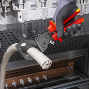 Cisaille à cliquet Knipex 10 AWG pour couper les fils d'acier, entrée frontale, qualité industrielle, finition oxyde noir, poignée souple - Product Image 1