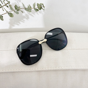 Gafas de Sol Unisex Qianai, Montura Gris, Lentes Gris Marrón, Protección UV400 Tipo 3, Diseño Irregular F4-9119 - Product Image 3