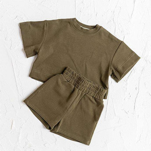 All'ingrosso t-Shirt estiva in tinta unita oversize e Set <span class=keywords><strong>corti</strong></span> <span class=keywords><strong>per</strong></span> ragazzi e ragazze maglia di cotone Top Shorts larghi Set 2 pezzi - Product Image 2