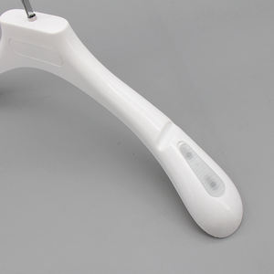 滑り止め服ハンガー大人用強い布カスタムロゴスーツプラスチックハンガーワードローブ用金属フック付き - Product Image 1