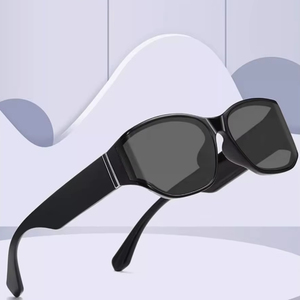 Gafas de sol retro y de alta gama con diseño de pantalla curva, montura blanca estilo ojo de gato, resistentes a los rayos UV para mujer, con forma cuadrada. - Product Image 3