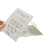Carte d'invitation de mariage de luxe en papier avec lettres imprimées en relief dorées personnalisées et enveloppe
