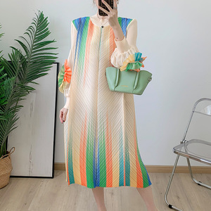 Vendita Diretta dalla Fabbrica Abito Plissettato Miyake con Stampa, Vestito Midi Ampio con Maniche a Fiore, Metodo di Tessitura Ecologico - Product Image 4