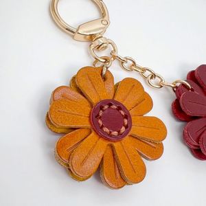 PU Leather Flower Keychain Creative Daisy Flower Bag <b>Charm</b> Chrysanthemum <b>Charms</b> <b>Keyring</b> for Purse - Product Image 2