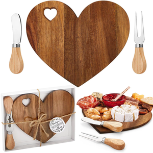 Tagliere a Forma di Cuore per Bomboniere, Set di Coltelli per Formaggio, Mini Tagliere in Legno di Acacia per Ospiti - Product Image 1