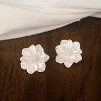 Les boucles d'oreilles camélia, du même style que celles portées par la actrice sud-coréenne Zhao Lusi, dégagent un luxe léger et unique.