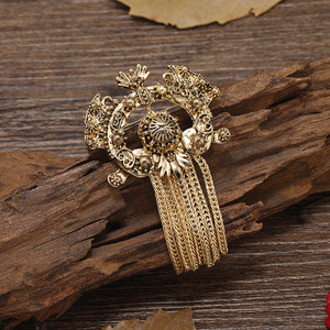 <span class=keywords><strong>Broche</strong></span> vintage française ajourée à pompons avec motifs sculptés métalliques, accessoire <span class=keywords><strong>de</strong></span> manteau <span class=keywords><strong>de</strong></span> style cour. - Product Image 1