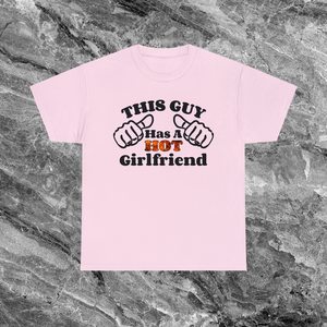 Maglietta con stampa 'This Guy Has A Hot Girlfriend', regalo divertente per anniversario, per fidanzato, San Valentino - Product Image 1