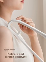 Cintre en plastique PP LANZYLO ODM avec texture antidérapante, conception épaisse sans trace, modèle 72389 pour suspendre les vêtements dans la garde-robe