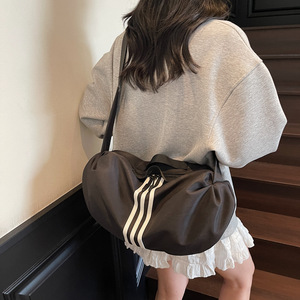 Bolso de Hombro Oxford a Rayas de Moda, Rojo, Gran Capacidad, Cierre de Cremallera, Mochila Casual de Una Sola Correa para Mujer, Nuevo Estilo 2025 - Product Image 3