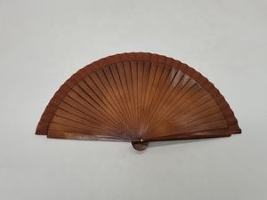 Abanico de madera español, clásico, pintado a mano, para bodas y fiestas - Product Image 3