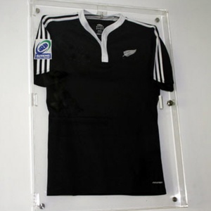 Vitrine moderne en acrylique Perspex pour chemises et maillots, avec taille personnalisable et design transparent - Product Image 2