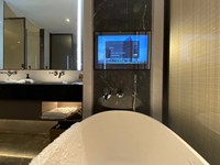 Miroir de salle de bain avec télévision, conforme aux normes des hôtels Hyatt Hilton InterContinental, IP66 anti-buée, montage encastré, télévision miroir