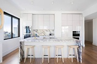 Meubles de cuisine modernes en bois grainé sur mesure, ensemble d'îlots modulaires bicolores anthracite avec étagères ouvertes pour loft et duplex