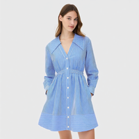Robe mini femme personnalisée en gros, bleue et blanche à rayures, col chemise, manches longues, boutonnée sur le devant, ceinturée, poches latérales, coupe évasée