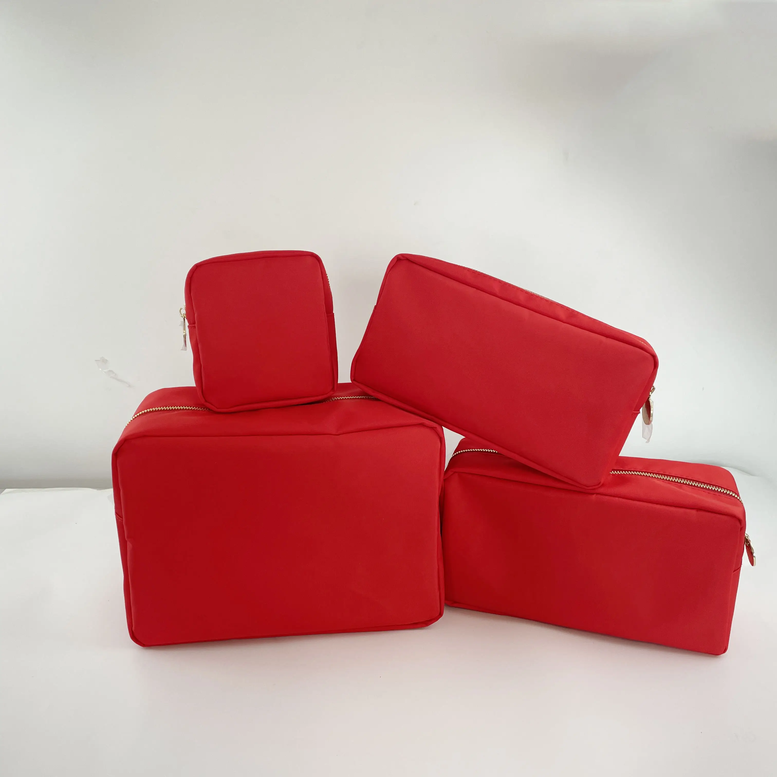 NO MOQ Stock S M L XL taglia rosso impermeabile nylon asciugamano da viaggio patch per ricamo logo piccoli sacchetti cosmetici rossi