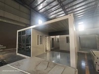 Petit garage contemporain avec porte électrique, conteneur pliable personnalisé en kit pour ferme extérieure
