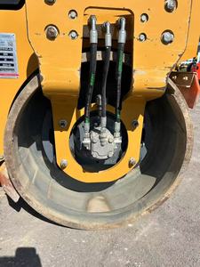 Offre Spéciale : Compacteur Vibratoire CAT CB24B d'Occasion, Rouleau à Double Tambour, Moteur Diesel 33 CV, Pompe à Huile, 2000-3000 Heures, Meilleur Prix - Product Image 5