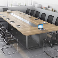 Table de conférence moderne avec plateau incurvé aspect bois, surface pré-équipée pour câbles, pour mobilier de bureau de salle de réunion