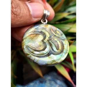 Pendentif Om en labradorite fait main - Adoptez la harmonie spirituelle et la maîtrise artistique - UNIQUE (1 pièce seulement) - Product Image 1