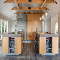 Solutions de rangement pour cuisine d'appartement moderne avec armoires en mélamine sur mesure