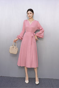 Robe maxi plissée élégante bordeaux, col en V, bordure en dentelle, manches évasées, tissée, lavable, multicolores, pour femmes, en stock - Product Image 3