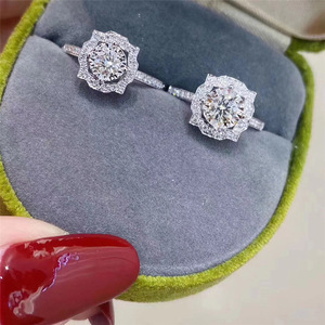 Anello con Cristalli Quadrati e Pavé di Diamanti per Donne, Elegante Accessorio Moda per Uso Quotidiano e Feste - Product Image 2
