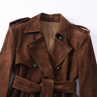 Jancoco Vintage Doppelreihiger Mantel mit Reverskragen aus echtem Leder für Damen, maßgeschneiderter Trenchcoat aus Wildleder mit Gürtel.