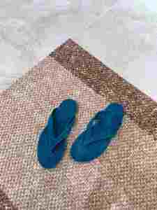Tongs tendance en daim et cuir véritable pour femme – Sandales plates décontractées à entre-doigts pour la plage et l'extérieur, idéales pour l'été et le quotidien - Product Image 3