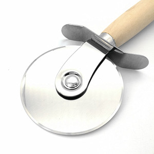 Holesale-cortador de <span class=keywords><strong>pizza</strong></span> con hoja de rueda de acero inoxidable, cortador de queso con mango de madera - Product Image 5
