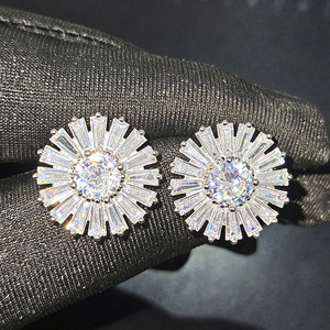 Orecchini a Perno Rotondi con Motivo Floreale per Donne, Design Dolce a Fiore, Accessori per Orecchie da Indossare Quotidianamente - Product Image 5