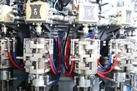 Bloc combiné de remplissage, bouchage et soufflage rotatif électrique automatique haute efficacité avec contrôle PLC, débitmètre de précision, garantie 1 an