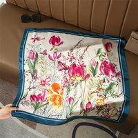 Foulard carré en soie bleu marine 50 cm à motif écossais et blason de créateur pour cravate professionnelle et décoration de sac