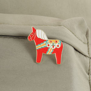 Broches de esmalte coloridos de mascota caballo, Año Nuevo <span class=keywords><strong>Lunar</strong></span> 2026, con diseño floral de caballo galopante y silla de montar, insignia de solapa, venta al por mayor - Product Image 3