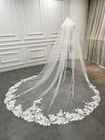 Voile de mariée en tulle délicat, style cathédrale, avec appliques florales en dentelle et ourlet dense, accessoires de mariage élégants et romantiques